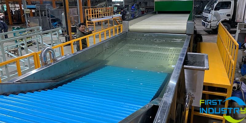 chemical-bubble-tank-and-brushes-for-removing-water