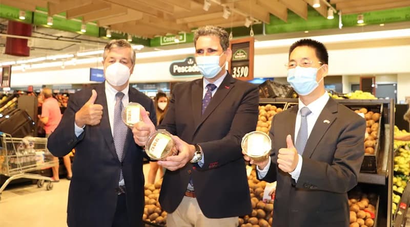 Celebrating-the-launch-of-Chinese-kiwifruit